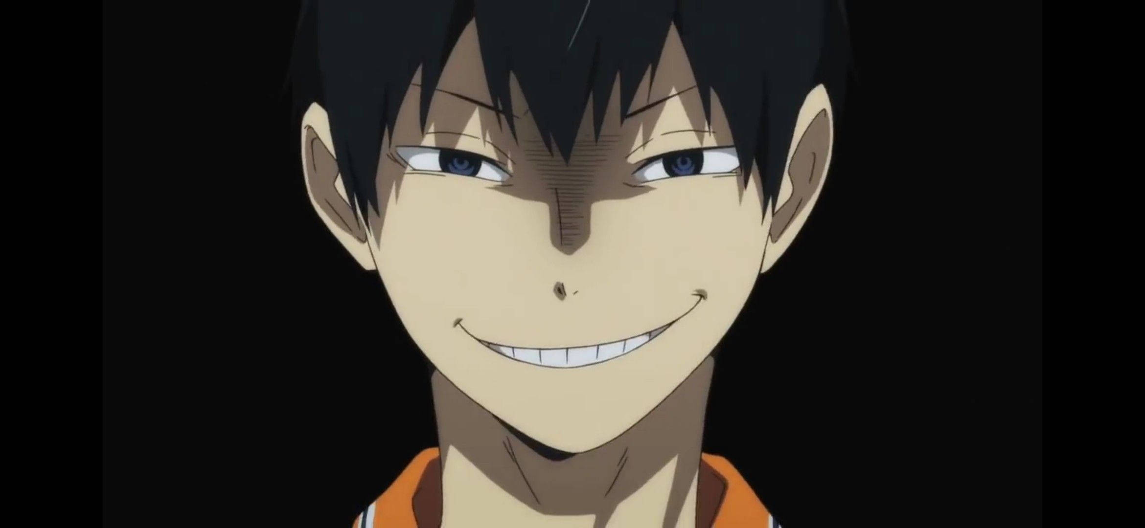 Kageyama 桌布 壁紙 — 一個開心的動畫男孩，黑髮藍眼，在黑暗背景上燦爛微笑。