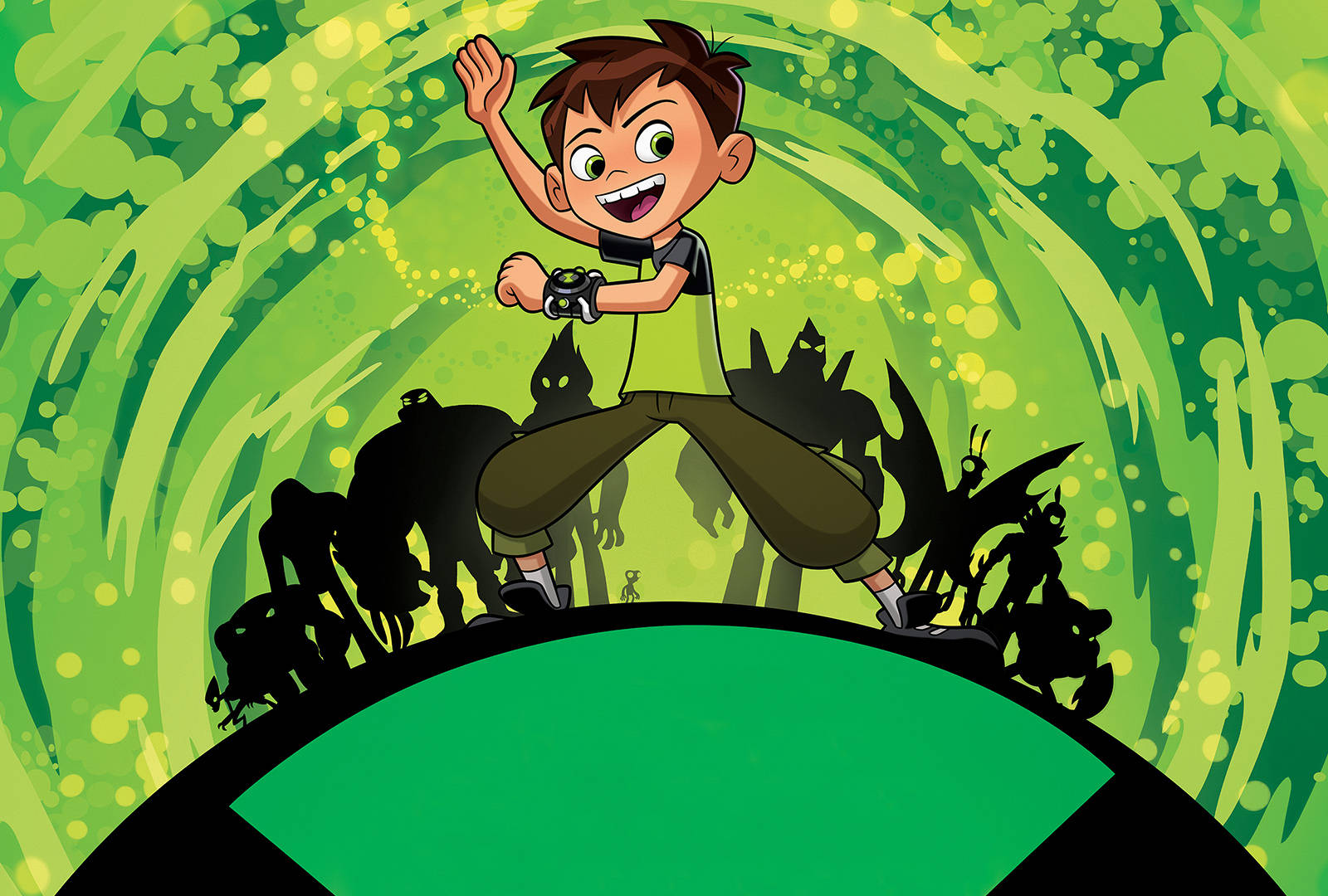 Ben 10 Omnitrix 桌布 壁紙 — 一個開心的動畫男孩勝利地站在一個綠色星球上，身後有剪影外星生物，背景是旋轉的綠色。