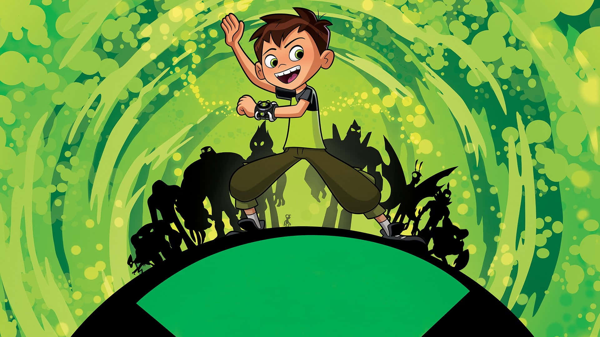 Ben 10 桌布 壁紙 — 一個開心的動畫男孩勝利地站在一個綠色星球上，身後有外星生物的剪影，背景是旋轉的綠色。