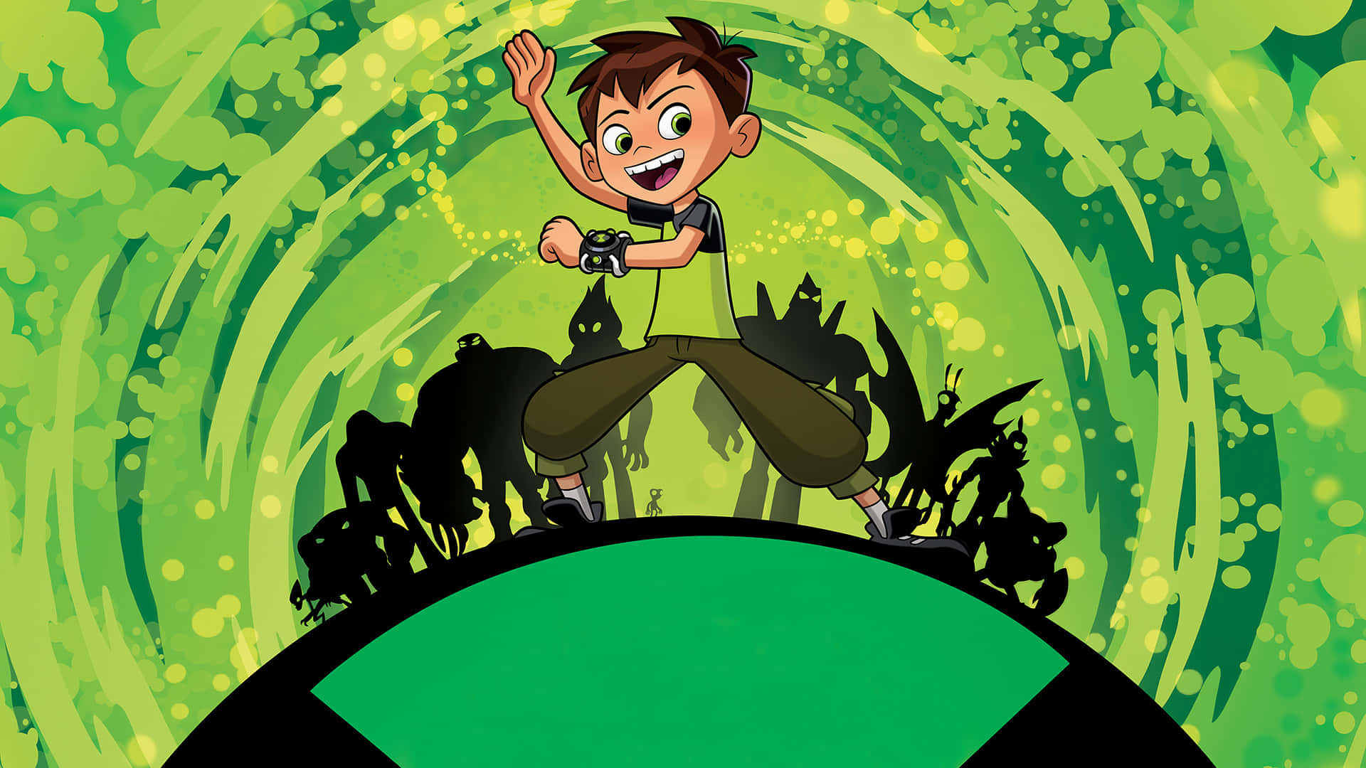Ben 10 桌布 壁紙 — 一個開心的動畫男孩勝利地站在綠色圓頂上，身後有外星生物的剪影，背景是旋轉的綠色。