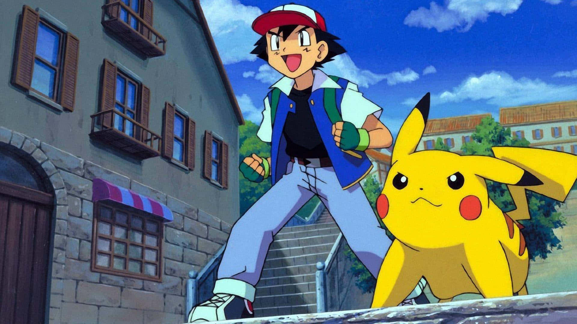 Ash And Pikachu 桌布 壁紙 — 一個開心的動畫男孩和他的黃色皮卡丘站在陽光普照的歐式小鎮石階上。
