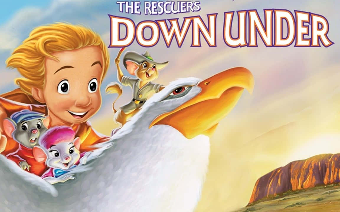 The Rescuers Down Under 桌布 壁紙 — 一個開心的動畫男孩和老鼠騎著一隻大白鷹，翱翔在陽光明媚的澳洲內陸景觀上空。