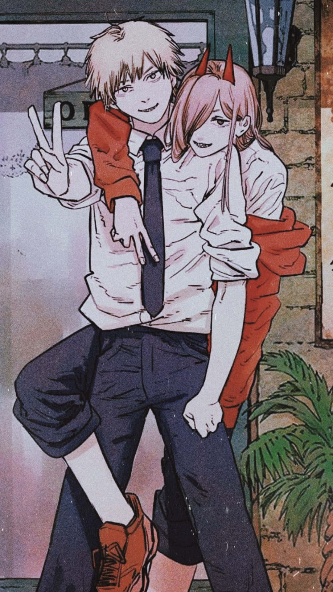 動漫情侶 桌布 壁紙 — 一個開心的動畫男孩抱著一個微笑的紅角女孩，在溫暖燈光的城市小巷中一起擺姿勢。