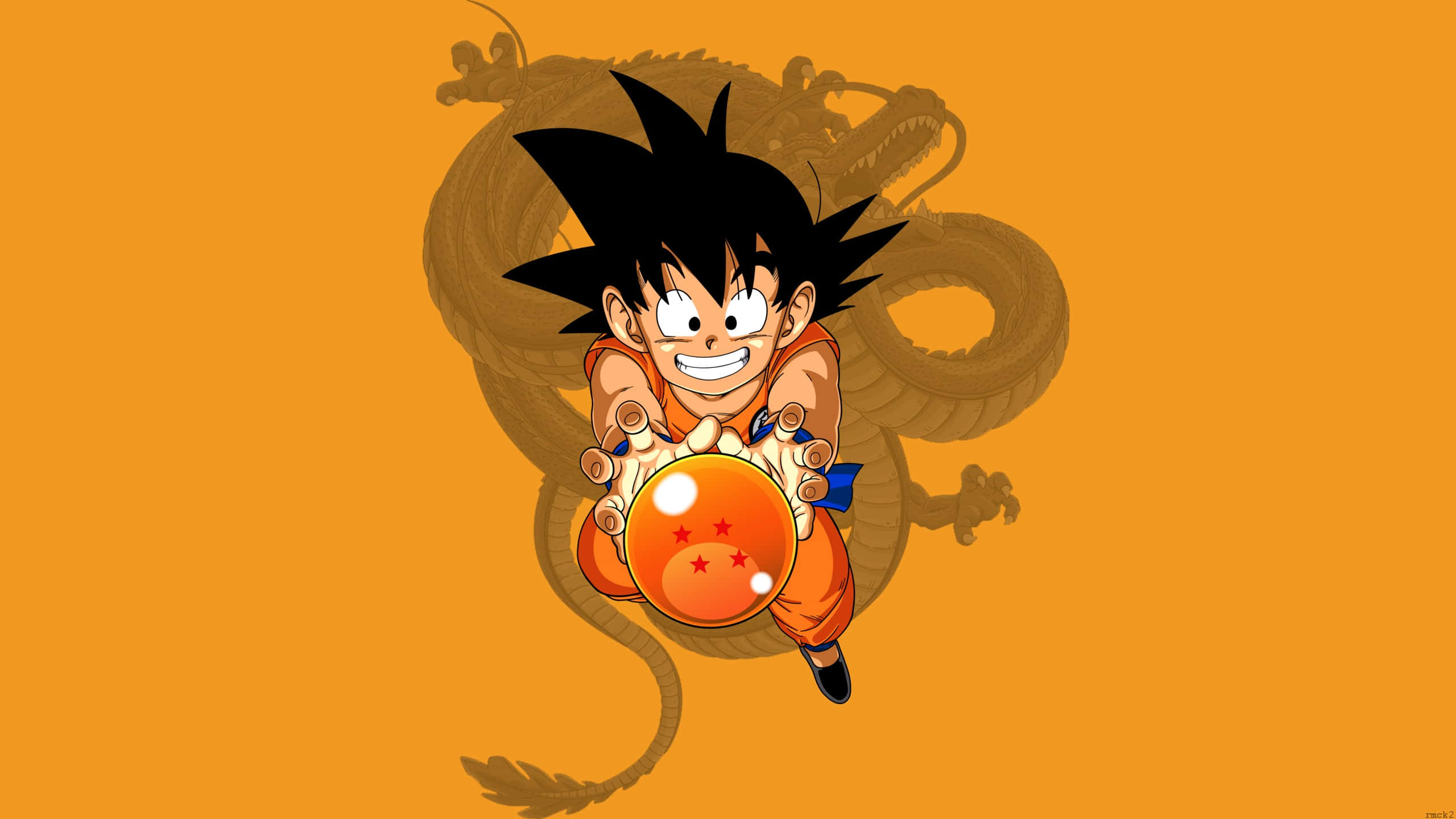 kid goku 桌布 壁紙 — 一個開心的動畫男孩穿著橙色道服，手持發光的龍珠，身後有一條影龍纏繞，背景為純橙色。
