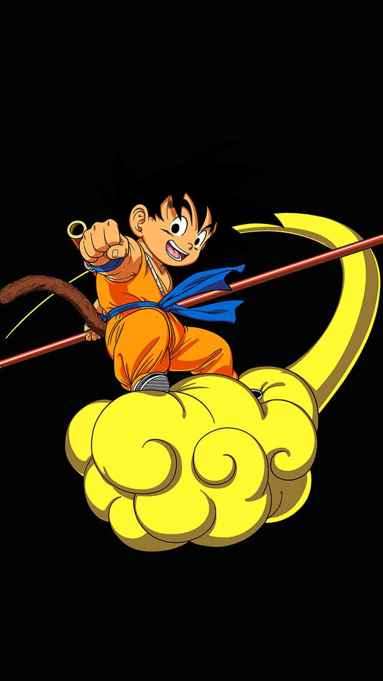 Dragon Ball iPhone 桌布 壁紙 — 一個開心的動畫男孩穿著橙色道服，在黑色背景上騎著黃色雲朵，手持棍棒。