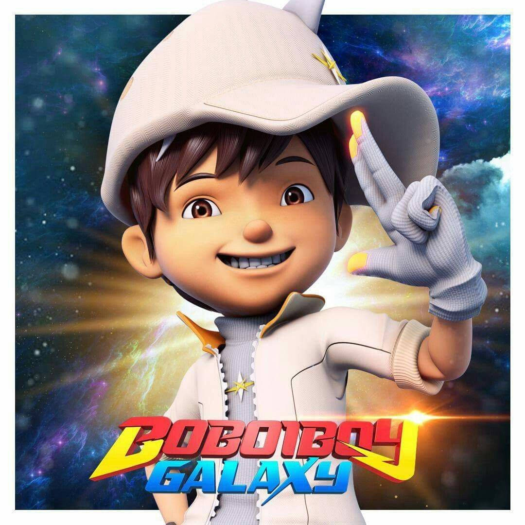 Cartoon Characters 桌布 壁紙 — 一個開心的動畫男孩穿著白色太空衣，在充滿活力的宇宙星雲背景下敬禮。