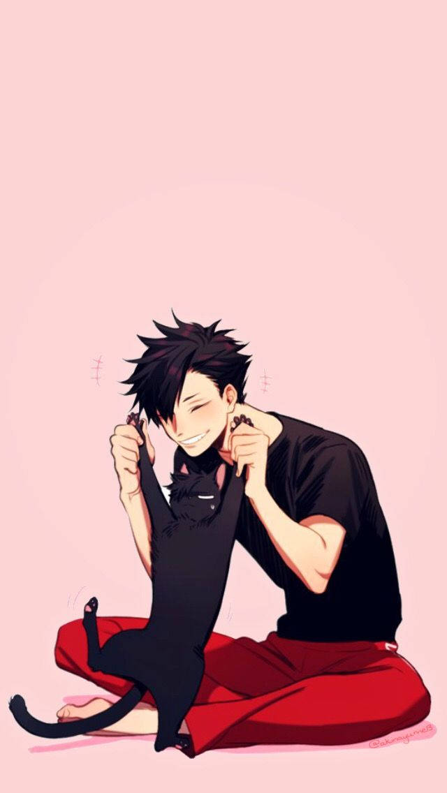 Kuroo 桌布 壁紙 — 一個開心的動畫男孩穿著紅色褲子盤腿而坐，抱著一隻黑貓，背景是柔和的粉紅色。