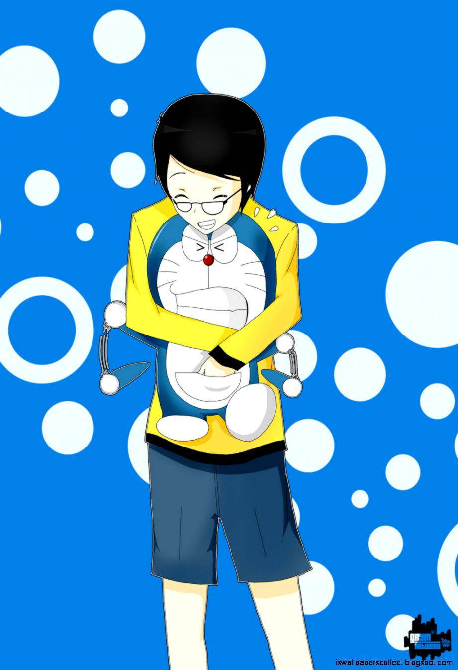 nobita 桌布 壁紙 — 一個開心的動畫男孩穿著黃色外套，在充滿白色圓圈的鮮豔藍色背景前擁抱一隻白色機械貓。