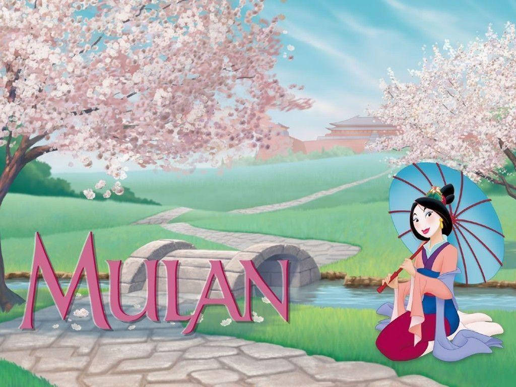 Mulan 桌布 壁紙 — 一個開心的動畫花木蘭坐在石橋旁，盛開的櫻花樹下，標題「Mulan」以粉紅色字母顯示。