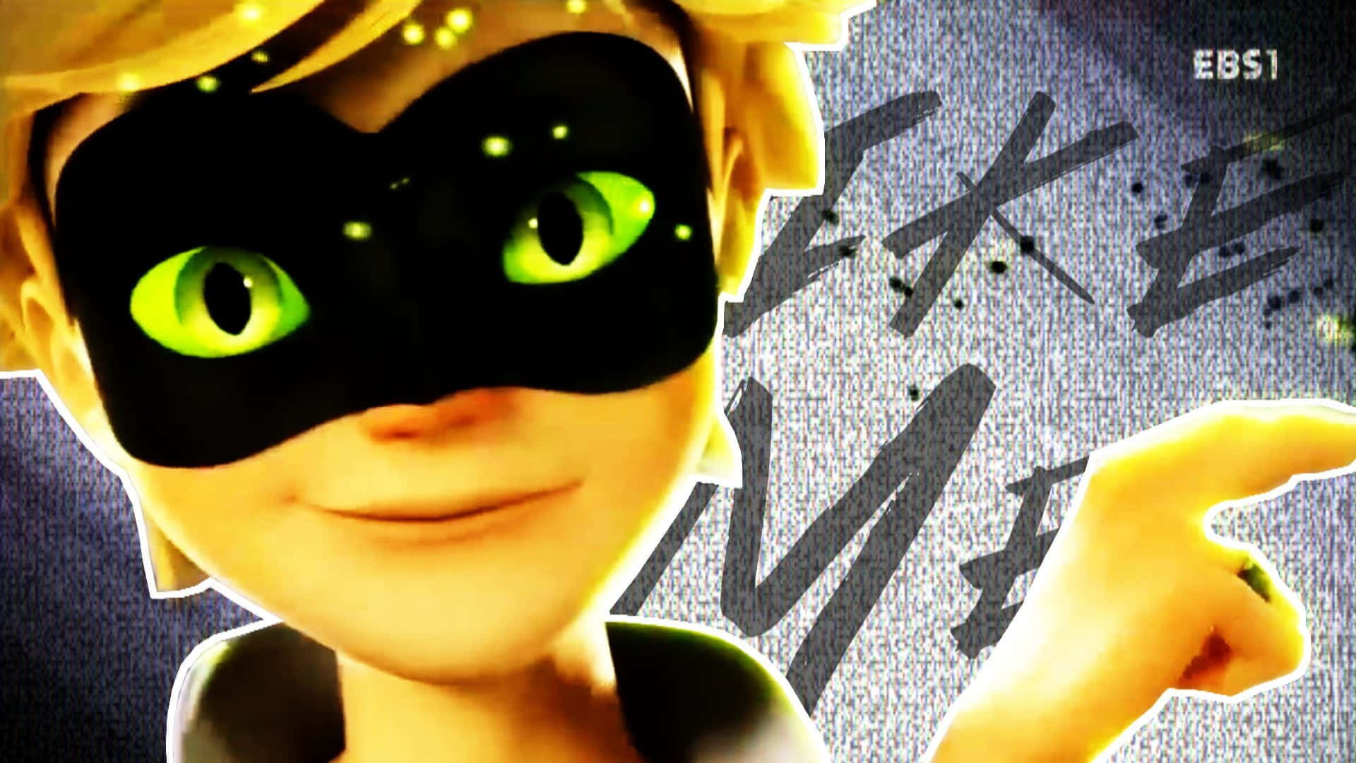 Chat Noir 桌布 壁紙 — 一個開心的動畫英雄，擁有發光的綠色眼睛和黑色面具，自信地指向一個粗糙的城市背景。