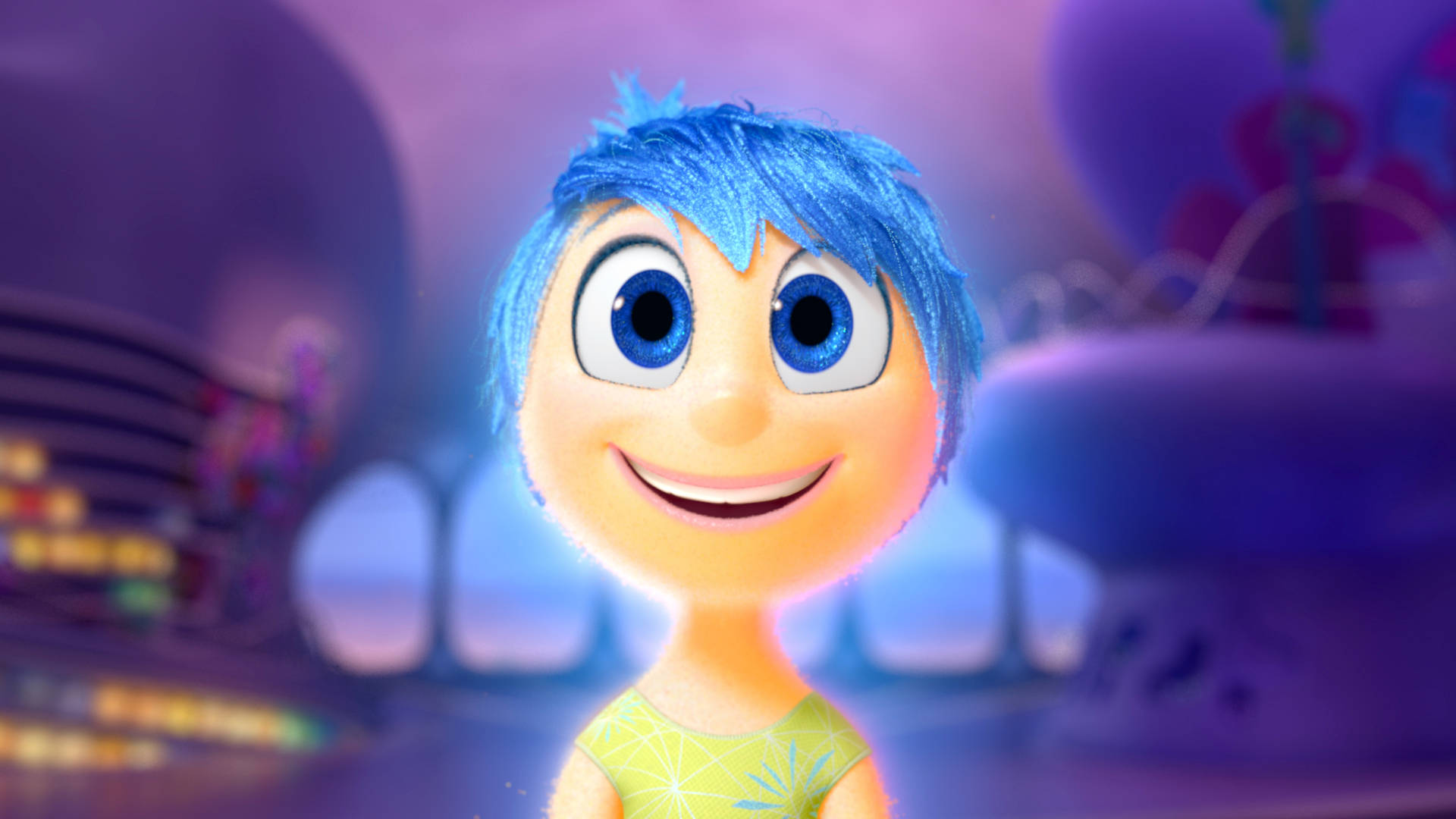 Joy Inside Out 桌布 壁紙 — 一個開心的動畫角色，擁有藍色尖刺頭髮和明亮眼睛，在發光的紫色背景前溫暖地微笑。