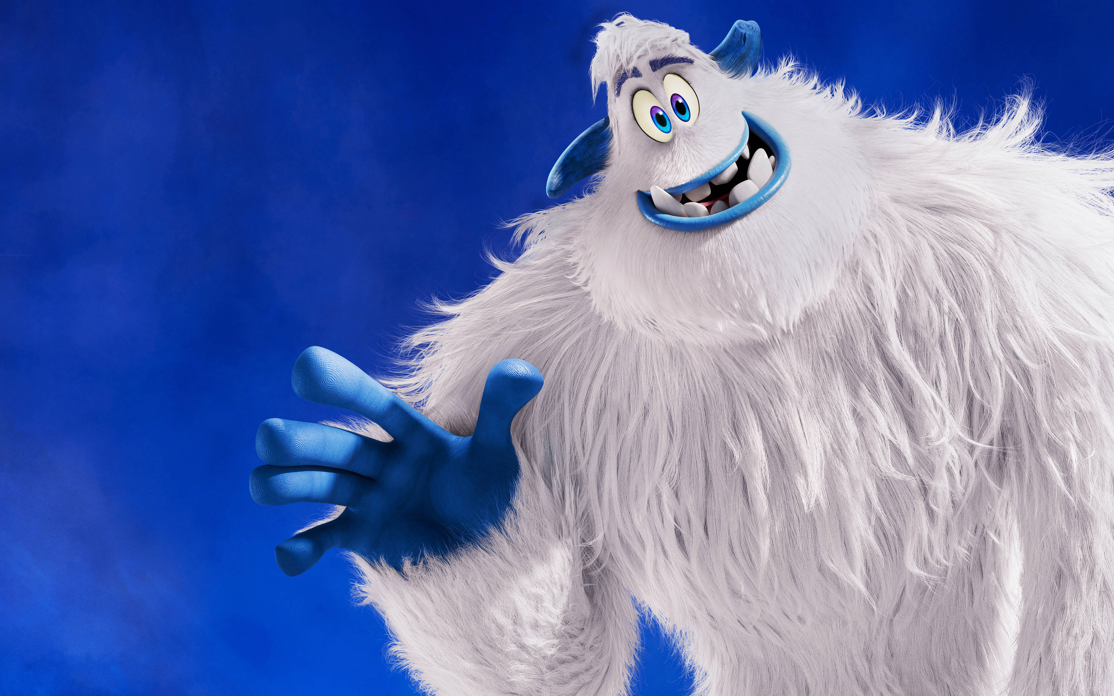 Smallfoot 桌布 壁紙 — 一個開心的動畫雪人，擁有蓬鬆的白色毛髮和藍色點綴，在深藍色背景上愉快地揮手。