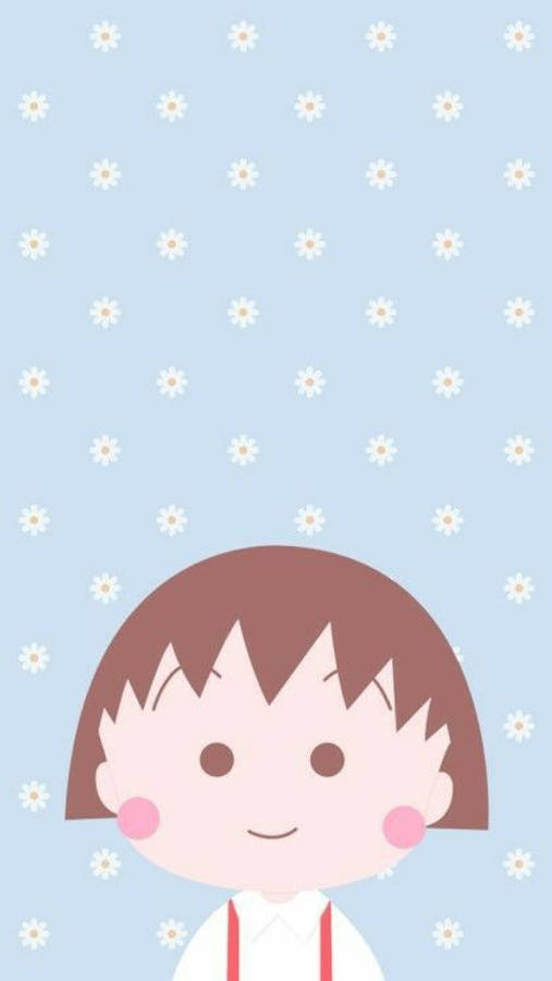 Chibi Maruko Chan 桌布 壁紙 — 一個開心的卡通女孩，棕色頭髮，粉紅色臉頰，在淺藍色背景上微笑，背景點綴著白色雛菊。