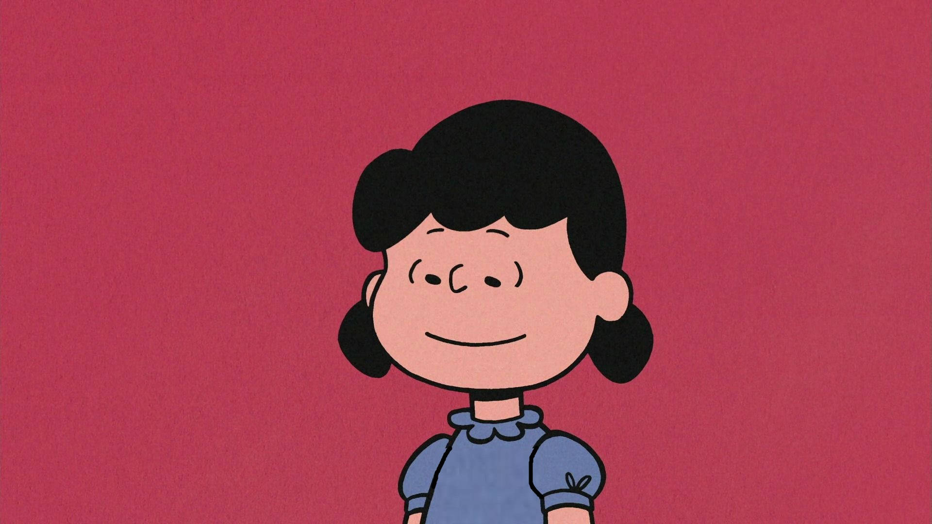 lucy 桌布 壁紙 — 一個開心的卡通女孩，黑色雙馬尾，穿著藍色連衣裙，在純粉色背景上微笑。