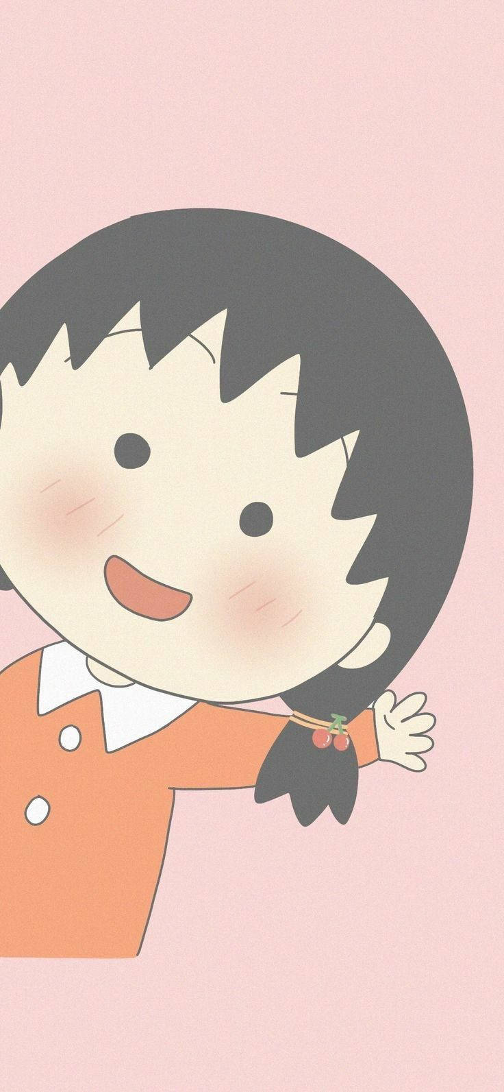 Chibi Maruko Chan 桌布 壁紙 — 一個開心的卡通女孩，黑色頭髮，戴著櫻桃手鐲，在柔和的粉紅色背景上開心地揮手。