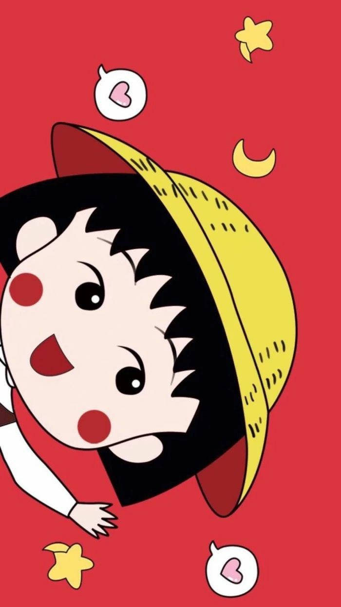 Chibi Maruko Chan 桌布 壁紙 — 一個開心的卡通女孩，黑色頭髮，紅色臉頰，從黃色帽子裡探出頭來，背景是鮮紅色，有漂浮的星星和心形。