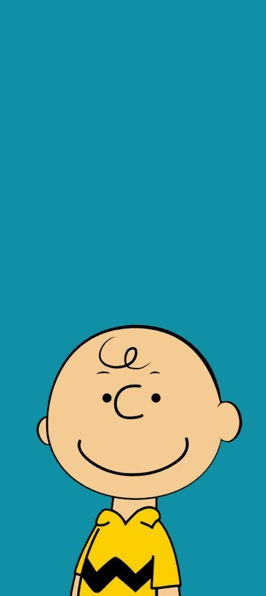 查理布朗 動圖 桌布 壁紙 — 一個開心的卡通男孩，穿著黃色襯衫和黑色鋸齒紋，站在純青色背景前。