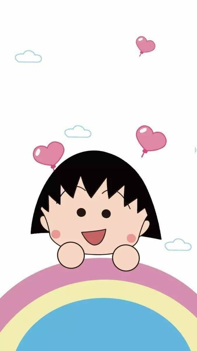 Chibi Maruko Chan 桌布 壁紙 — 一個開心的卡通黑髮女孩坐在彩虹上，粉紅色心形氣球在淺藍色雲朵間飄浮。