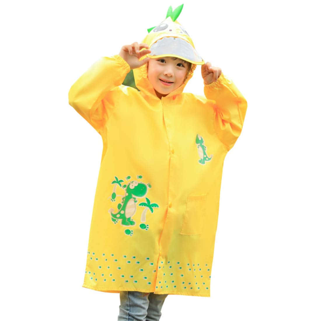 Yellow Raincoat 桌布 壁紙 — 一個開心的孩子穿著鮮黃色恐龍主題雨衣，在純白背景前微笑著調整帽子。