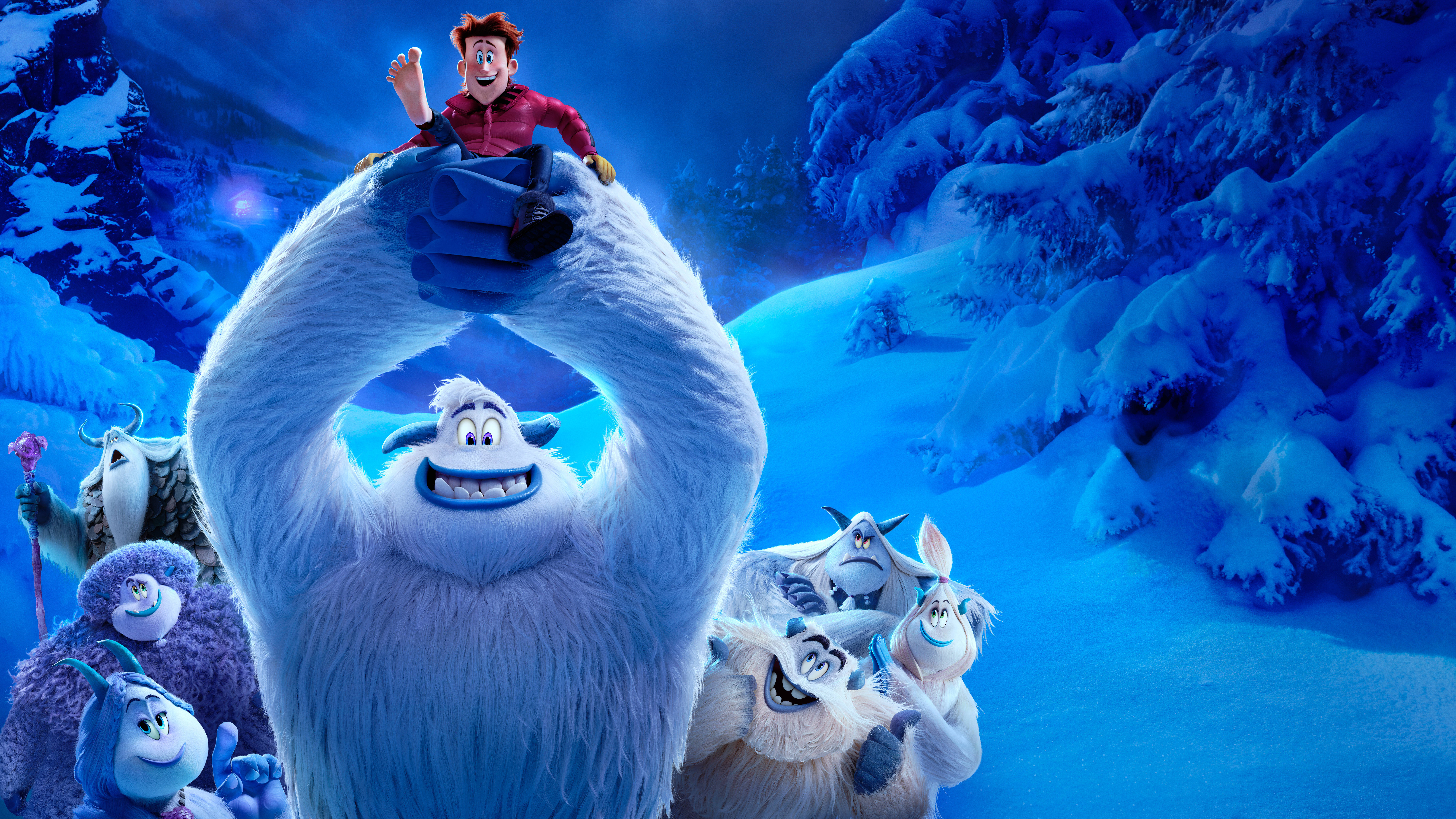 Smallfoot 桌布 壁紙 — 一個開心的年輕男子騎在一個巨大的友善雪怪上，身處雪山的風景中，還有其他雪地生物。