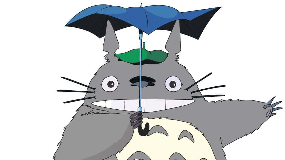 吉卜力 桌布 壁紙 — 一個開心的灰色龍貓角色在純白色背景前拿著一把帶有綠色葉子的藍色雨傘。