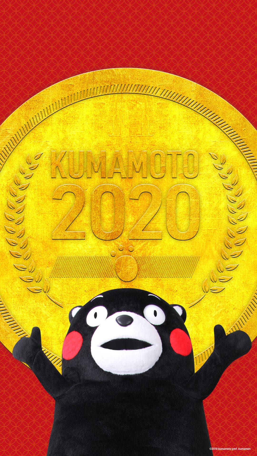 熊本熊 桌布 壁紙 — 一個開心的熊本熊吉祥物站在一個印有Kumamoto 2020的大金幣前，背景是紅色圖案。