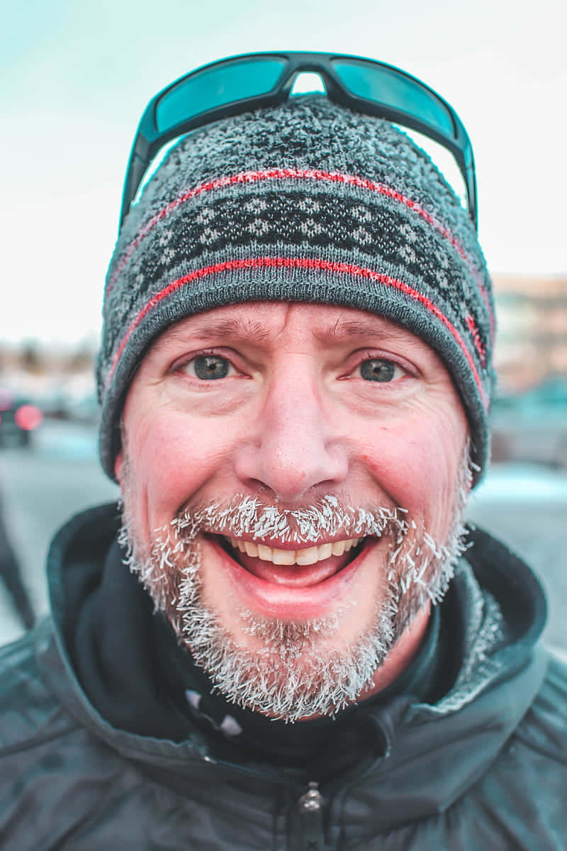 Smile 桌布 壁紙 — 一個開心的男人，鬍子上結了霜，戴著針織帽和太陽眼鏡，在冬天溫暖地微笑。