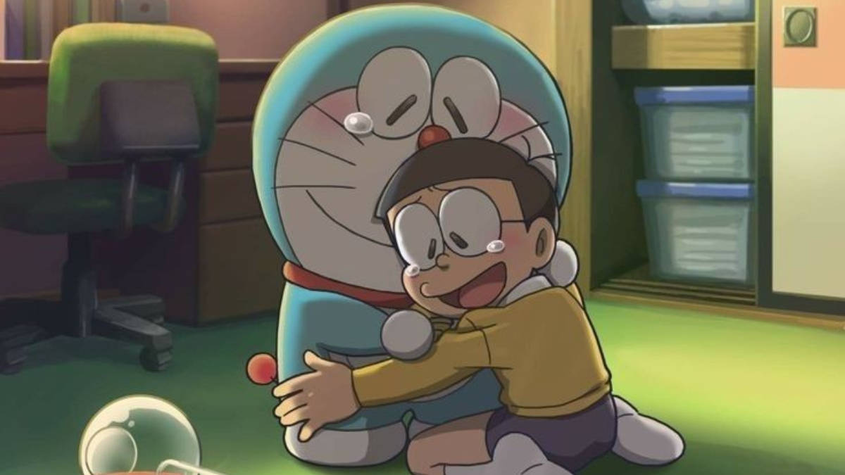 doraemon 4K 桌布 壁紙 — 一個開心的男孩在一個充滿家具和儲物箱、光線溫暖的房間裡擁抱他的藍色機器貓朋友。