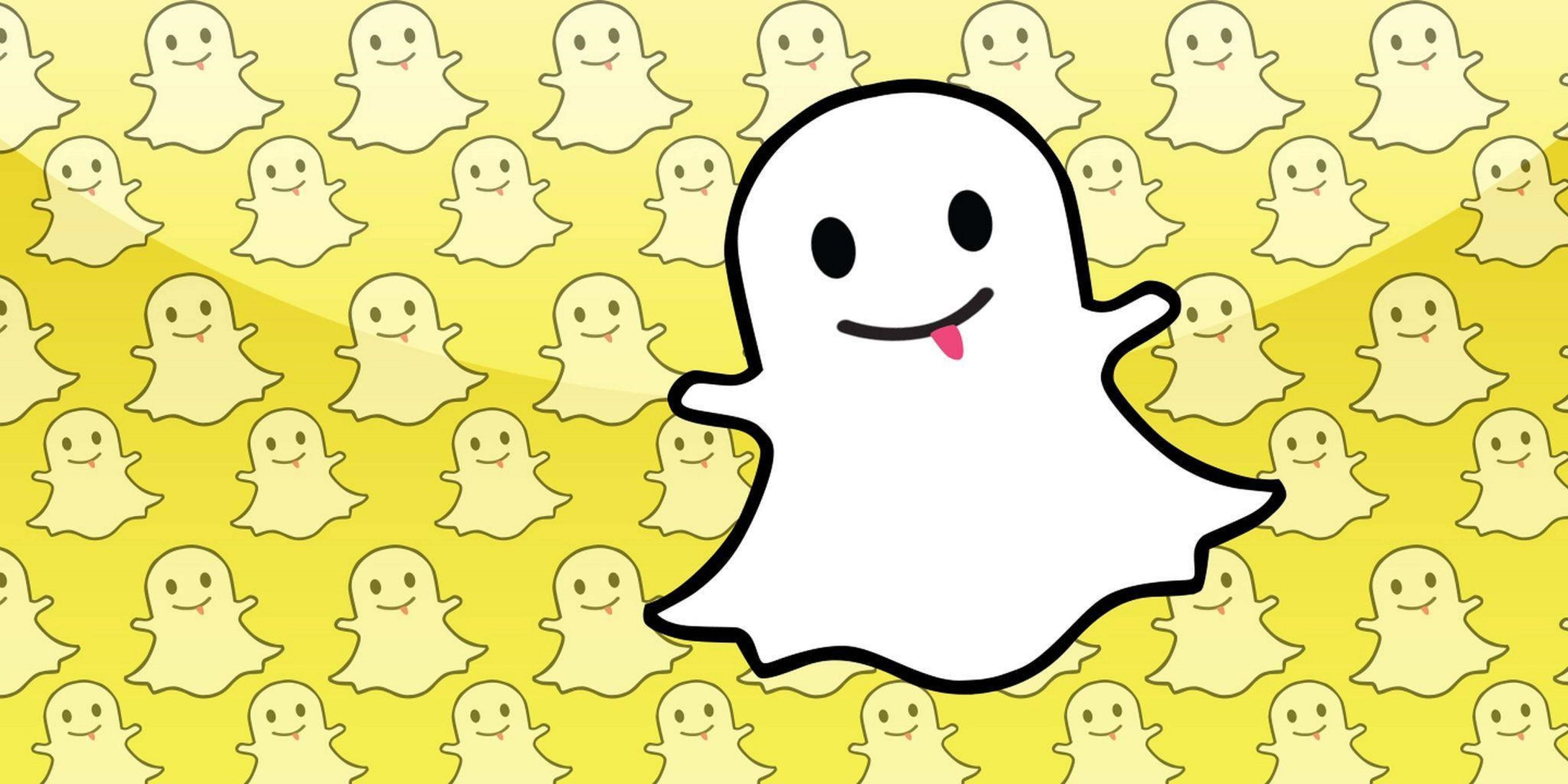 Snapchat 桌布 壁紙 — 一個開心的白色卡通鬼魂，伸出粉紅色的舌頭，在充滿微笑小鬼魂的黃色背景上頑皮地展示。