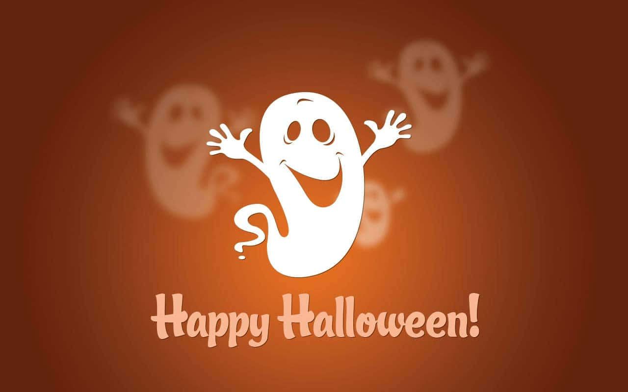 Happy Halloween 桌布 壁紙 — 一個開心的白色卡通鬼魂舉起手臂，在溫暖的橙色漸變背景上微笑，背景有模糊的鬼魂剪影和「Happy Halloween!」文字。