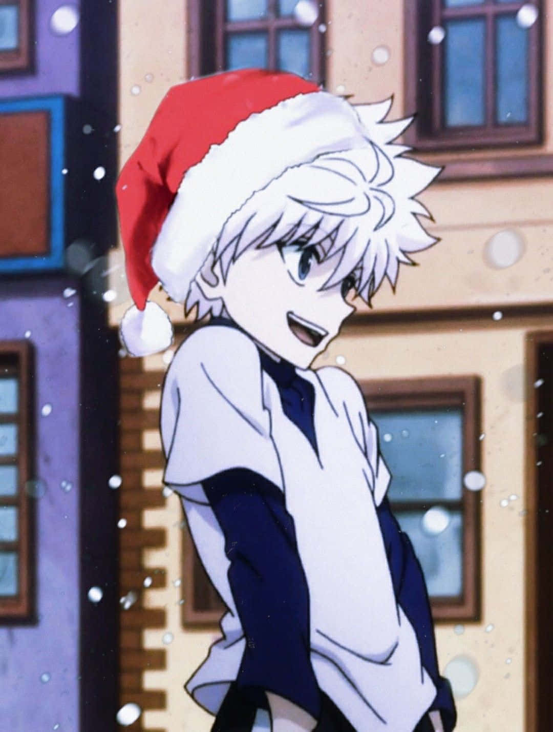 桌布 壁紙 — 一個開心的白髮動漫男孩戴著紅色聖誕帽，雪花飄落，背景是色彩繽紛的建築物。