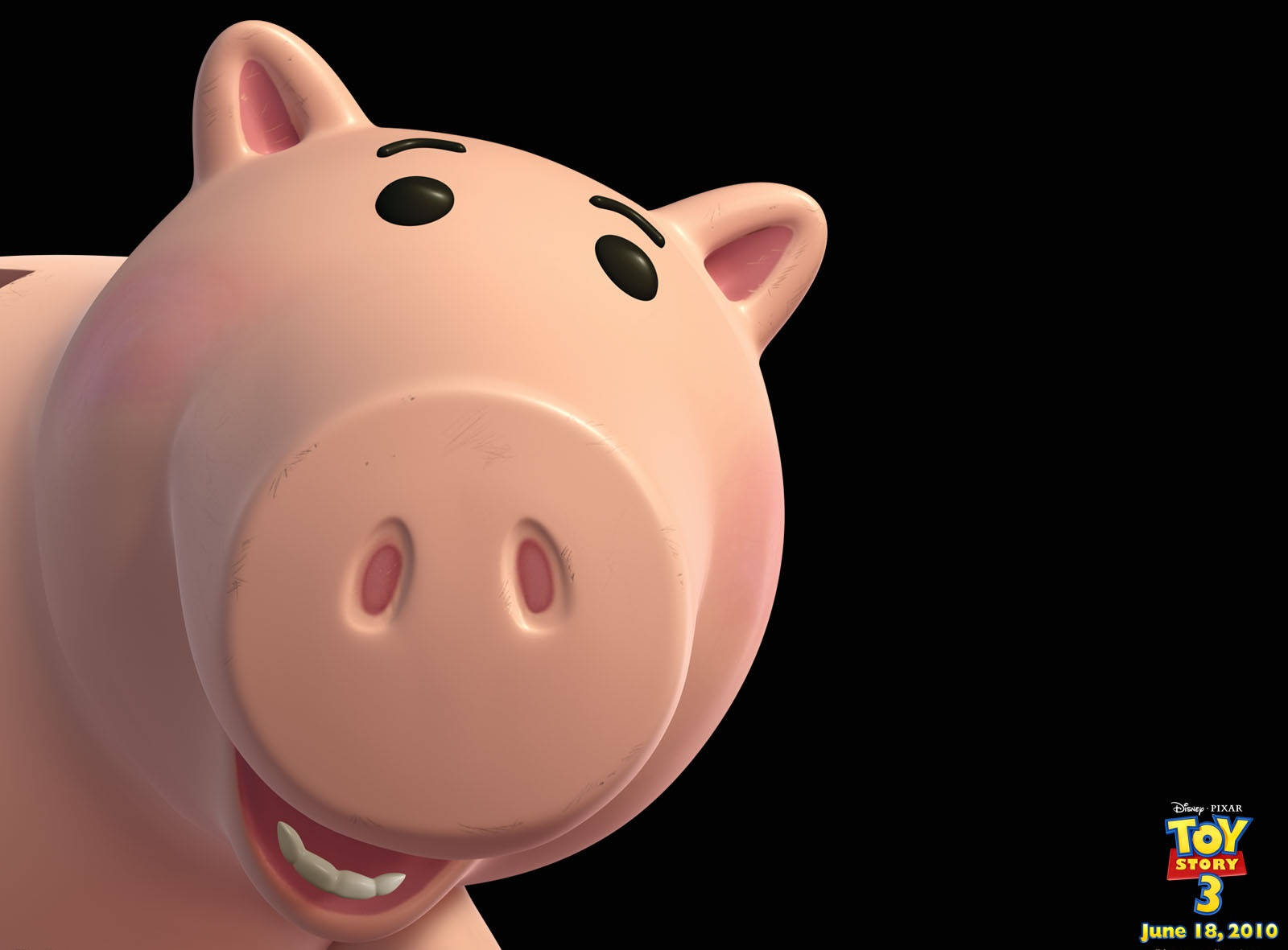 Toy Story 3 桌布 壁紙 — 一個開心的粉紅色小豬撲滿玩具，咧嘴大笑，表面光滑，背景為黑色。
