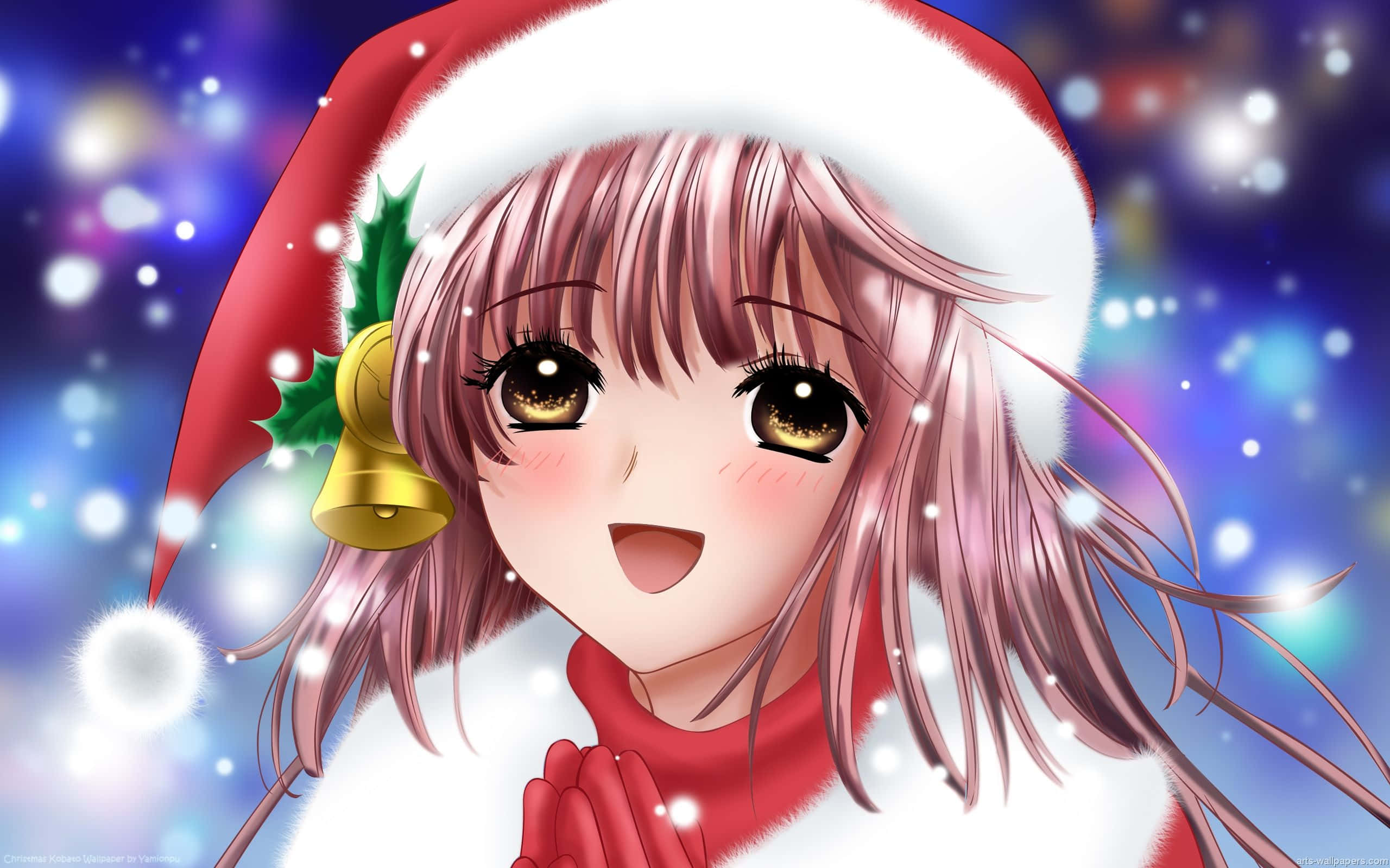 動漫女孩 桌布 壁紙 — 一個開心的粉紅色頭髮動漫女孩戴著一頂裝飾有冬青和鈴鐺的紅色聖誕帽，背景是閃爍的藍色冬夜天空。