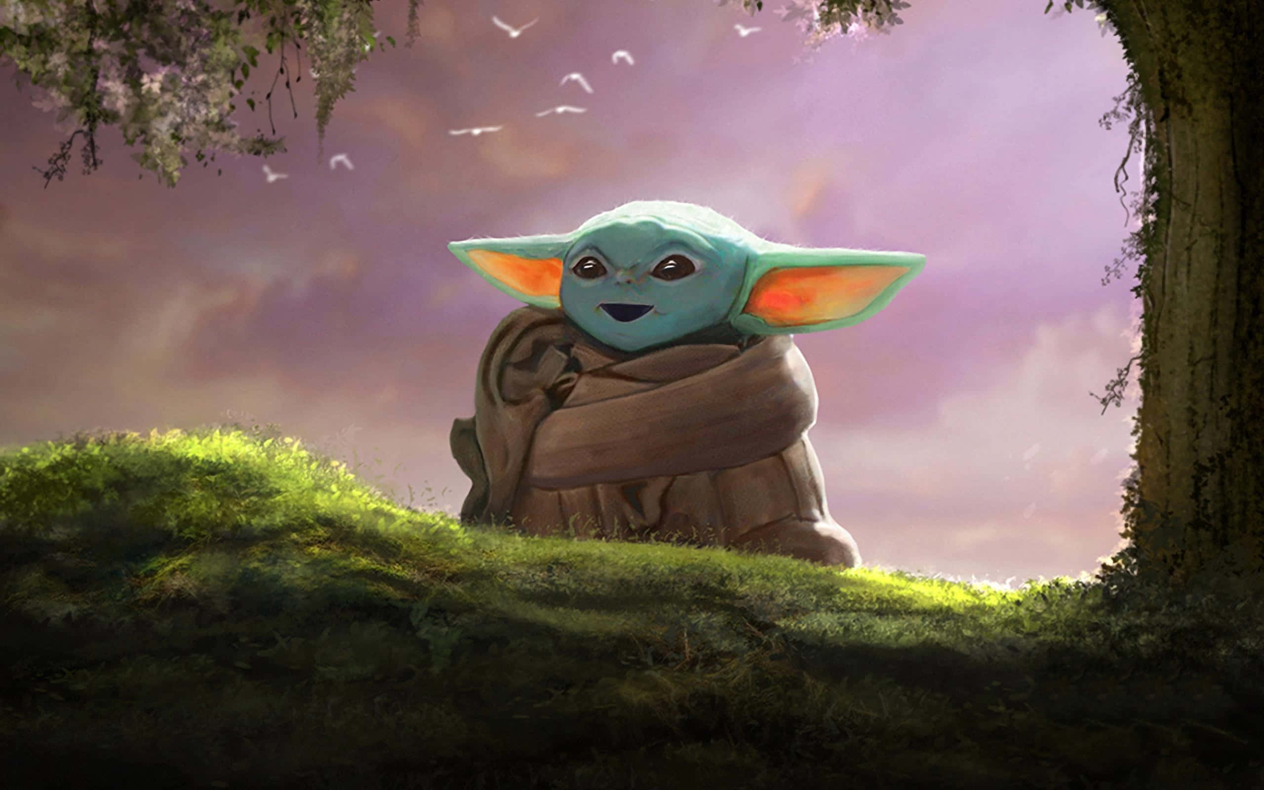 Baby Yoda Cartoon 桌布 壁紙 — 一個開心的綠色皮膚嬰兒尤達坐在一個長滿苔蘚的山丘上，披著棕色長袍，紫色暮色天空中有鳥兒飛翔。