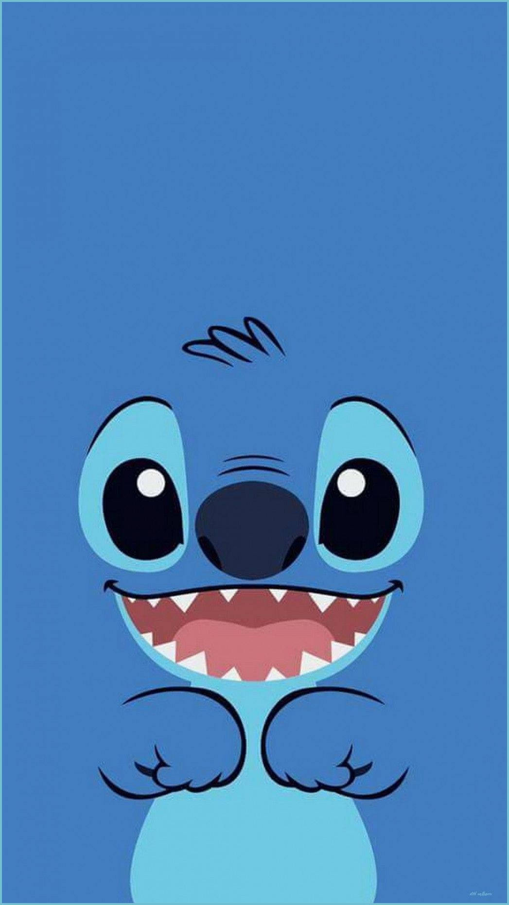 cute stitch iPhone 桌布 壁紙 — 一個開心的藍色卡通外星人，有大眼睛和尖牙，在純藍色背景上微笑。