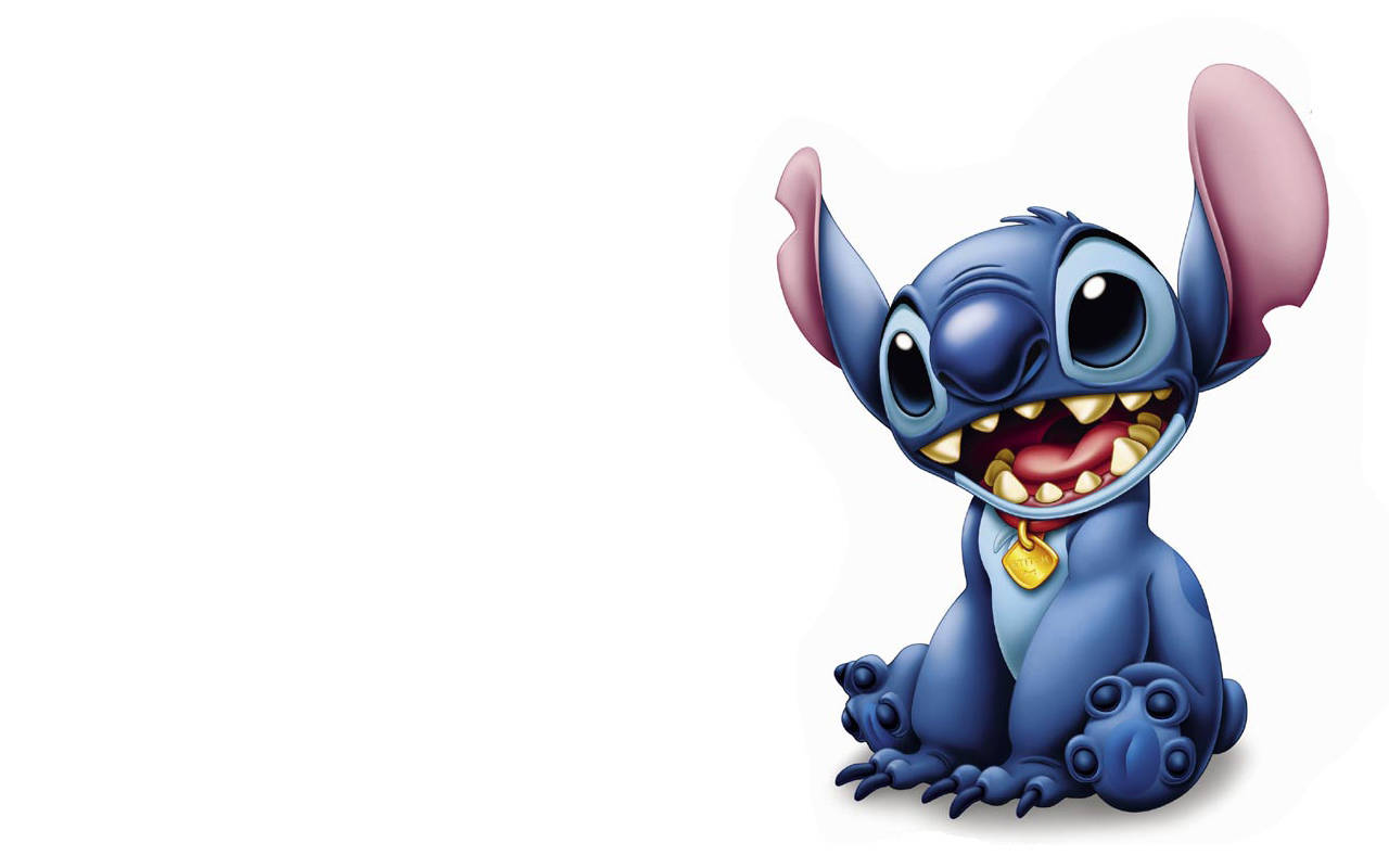 stitch 3d 桌布 壁紙 — 一個開心的藍色卡通外星人，有大耳朵和金色標籤，坐在純白色背景前微笑。