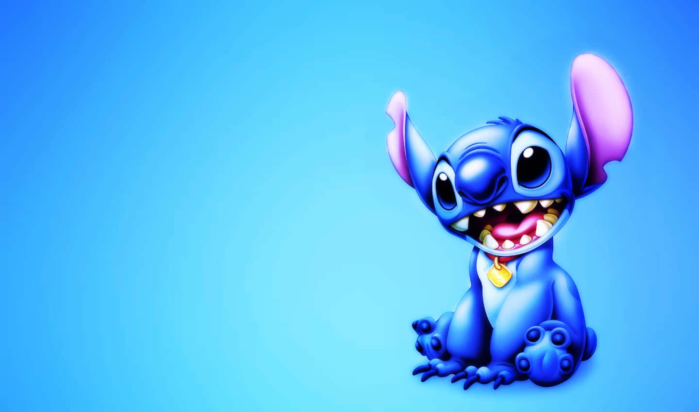 Cute Lilo And Stitch 桌布 壁紙 — 一個開心的藍色外星人，有大眼睛和寬闊的笑容，坐在純藍色漸變背景前。