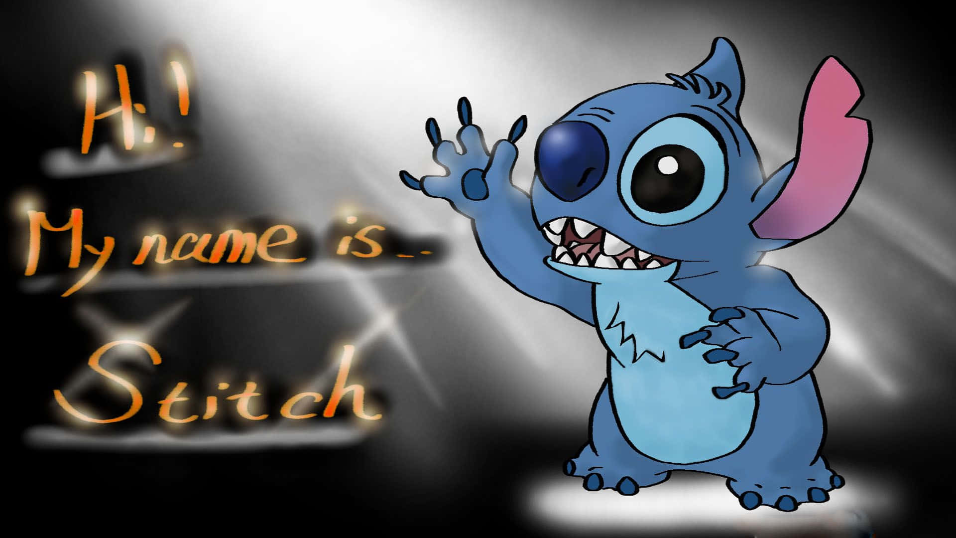 Cute Lilo And Stitch 桌布 壁紙 — 一個開心的藍色外星人角色單手揮舞，文字寫著「嗨！我叫...史迪奇」，背景為聚光燈下的黑暗環境。