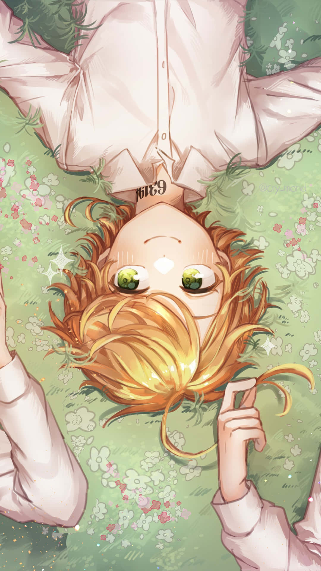 Ray The Promised Neverland 桌布 壁紙 — 一個開心的金髮動漫女孩倒掛在點綴著粉紅色和白色花朵的綠色草地上。