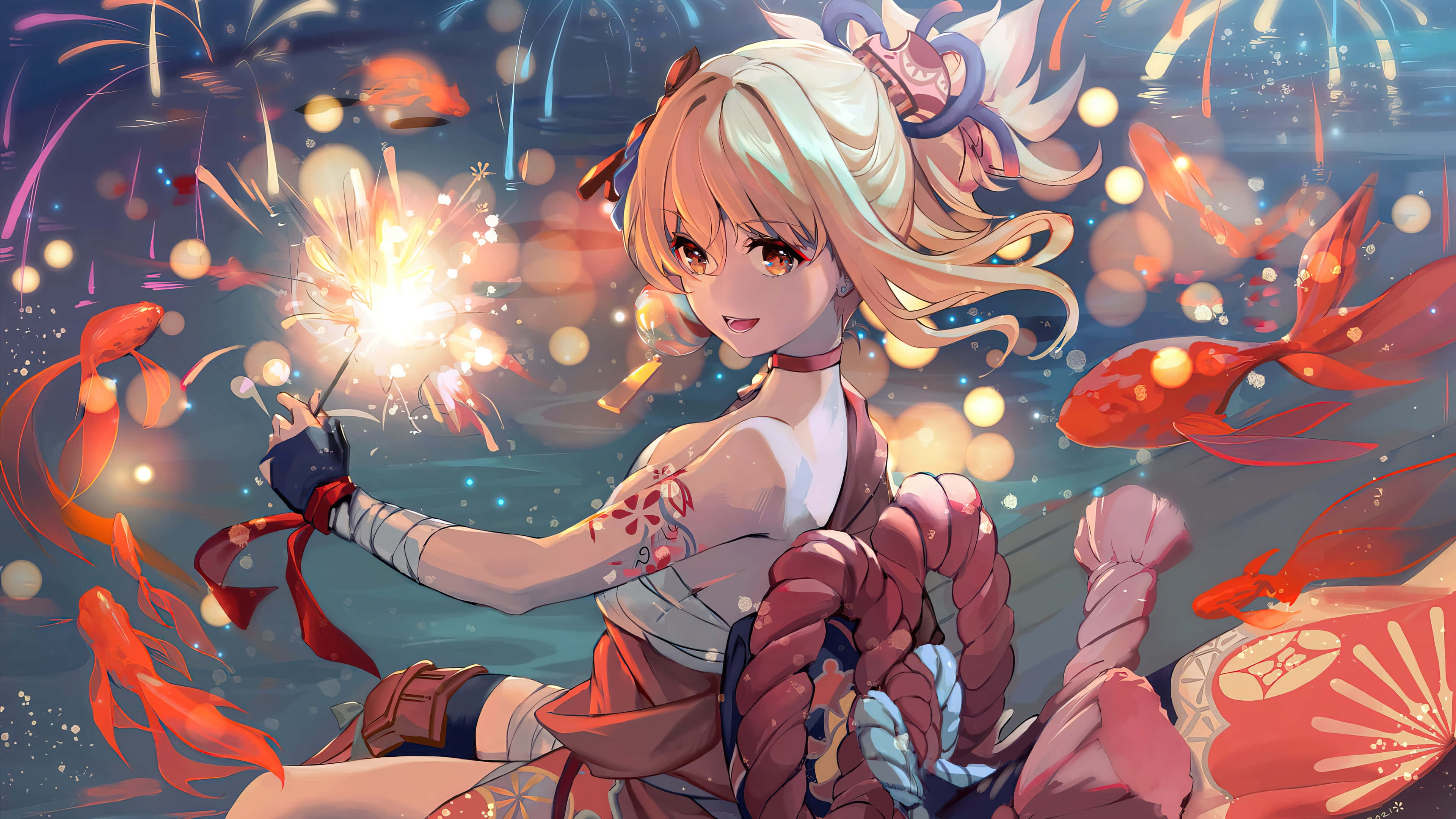 Genshin 桌布 壁紙 — 一個開心的金髮動漫女孩手持煙火棒，發光的紅色錦鯉在她周圍游動，營造出節日夜晚的場景。