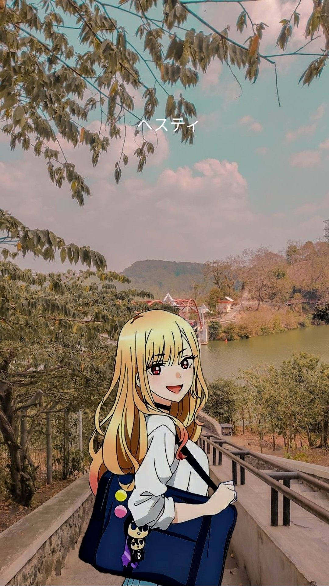 my 桌布 壁紙 — 一個開心的金髮動漫女孩站在橋上，俯瞰著一條有樹木和山丘的河流，天空柔和。