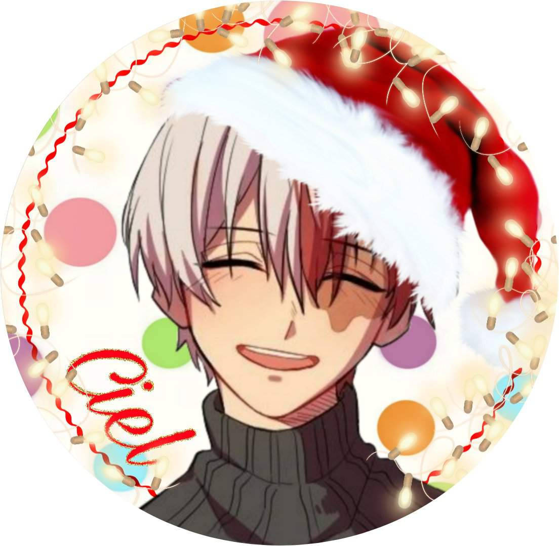 anime boys cute 桌布 壁紙 — 一個開心的銀髮動畫男孩戴著紅色聖誕帽，在充滿燈光和彩色圓點的節日背景下溫暖地微笑。