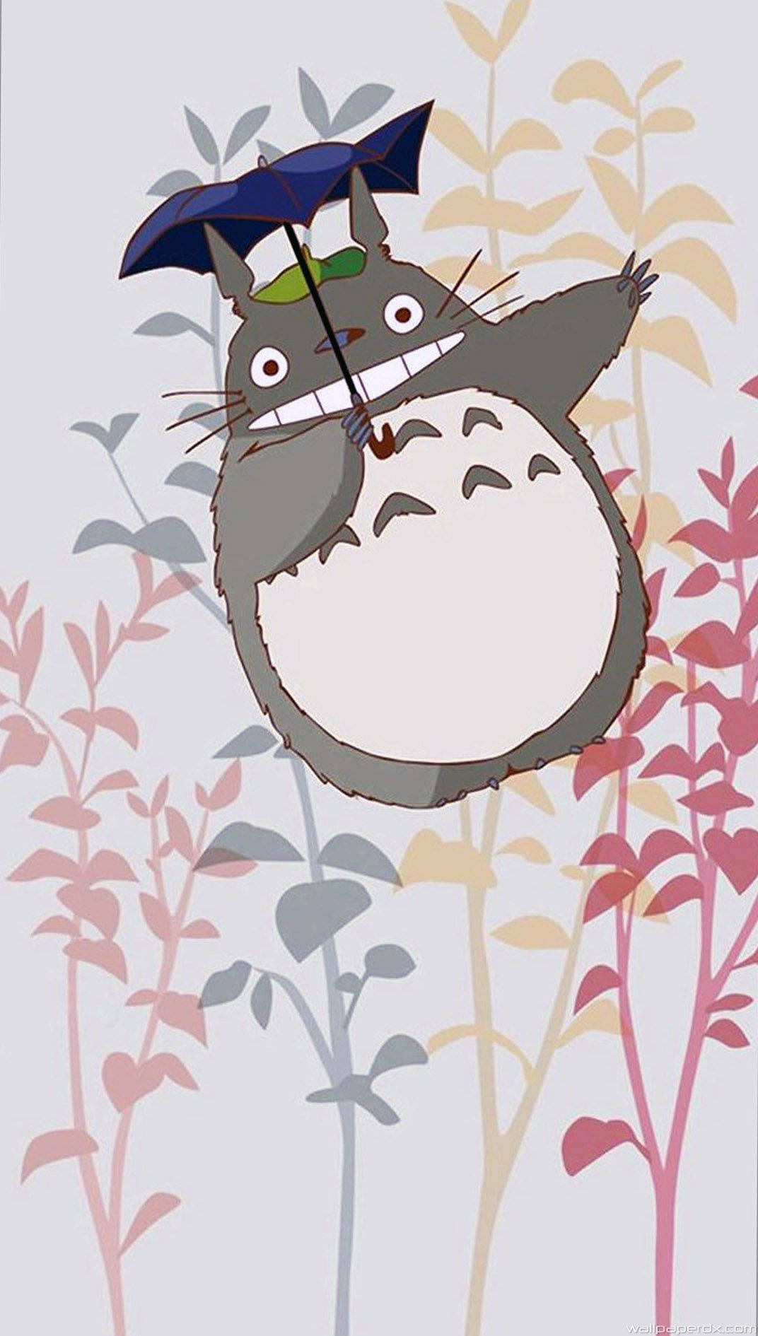 Studio Ghibli iPhone 桌布 壁紙 — 一個開心的龍貓角色在柔和的灰色背景上，於風格化的粉紅色和灰色樹葉中拿著一把藍色雨傘。
