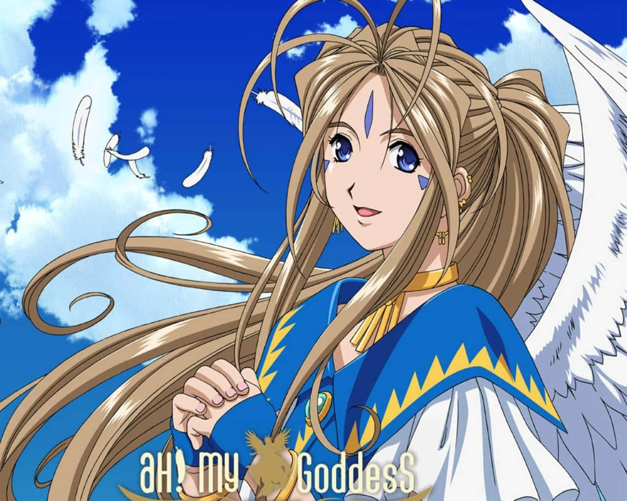 Ah My Goddess 桌布 壁紙 — 一個開朗的動漫天使，長長的金色頭髮和白色翅膀，在明亮的藍天中微笑，周圍漂浮著羽毛。
