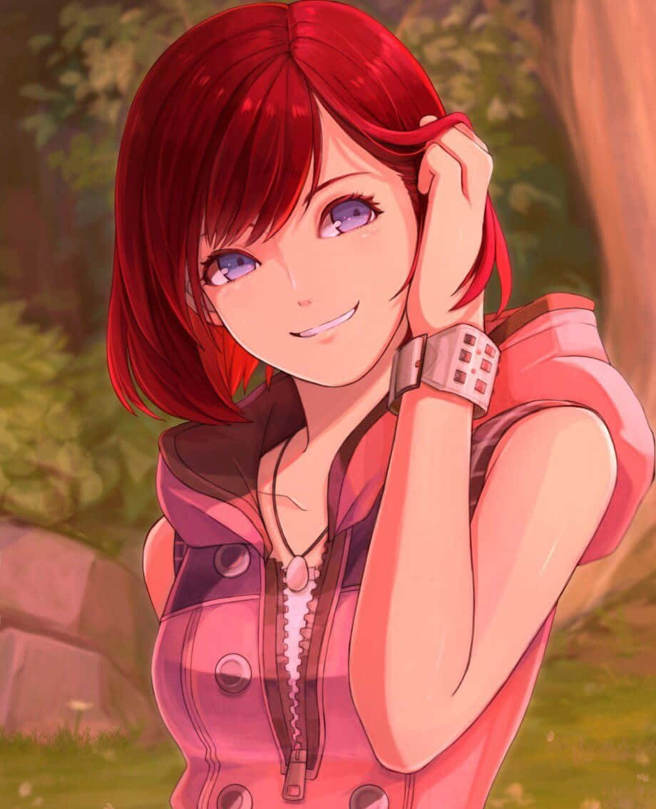 Kingdom Hearts Kairi 桌布 壁紙 — 一個開朗的動漫女孩，擁有鮮豔的紅髮和紫色眼睛，在陽光明媚的森林中微笑著觸摸她的頭髮。