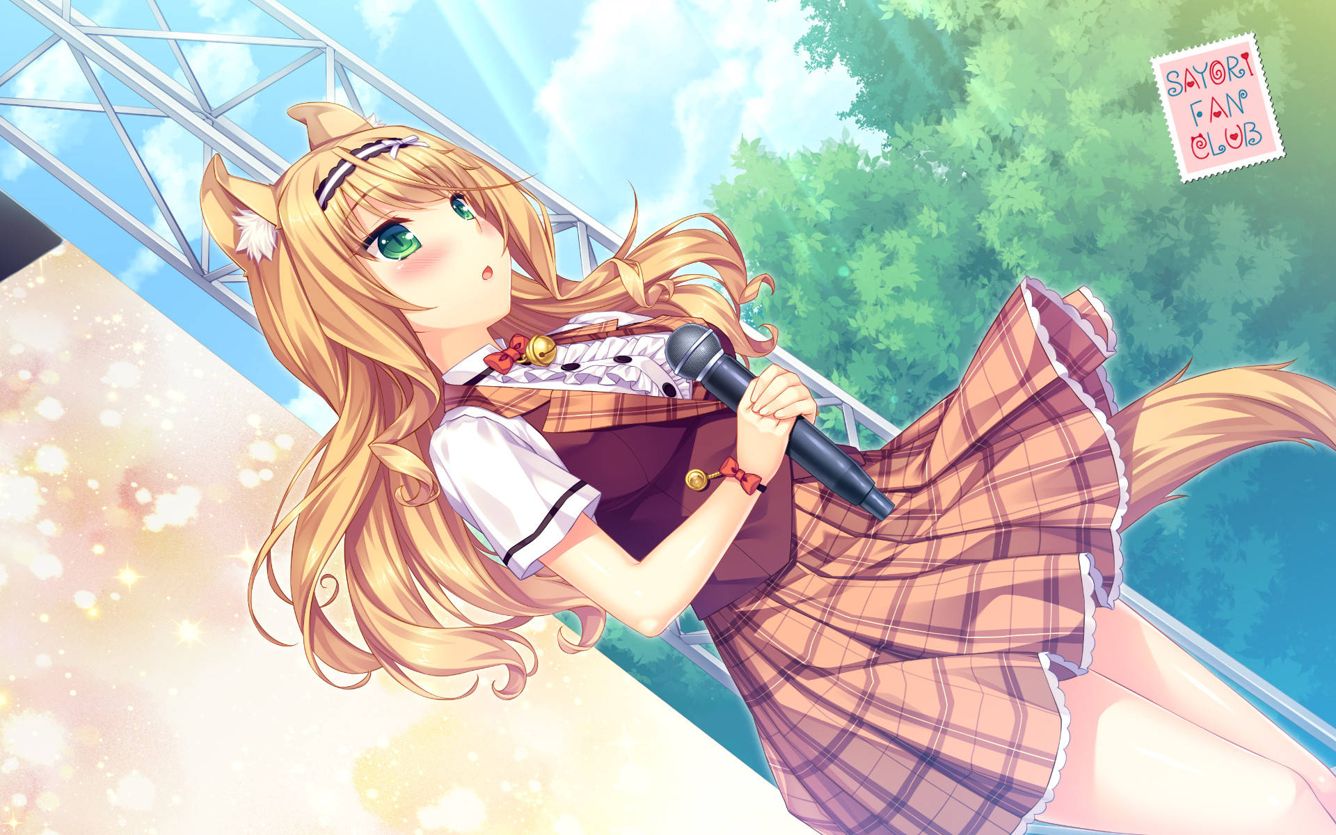 Nekopara 桌布 壁紙 — 一個開朗的動漫女孩，有著狐狸耳朵和長長的金色頭髮，在明亮的天空下，有綠樹和舞台燈光，對著麥克風唱歌。