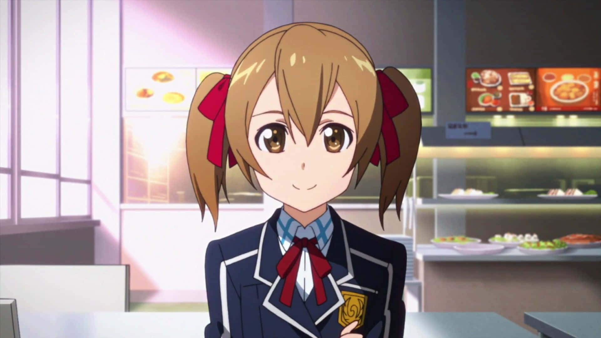 Sword Art Online Silica 桌布 壁紙 — 一個開朗的動漫女孩，棕色雙馬尾繫著紅色蝴蝶結，在學校食堂微笑，身後有食物展示櫃。