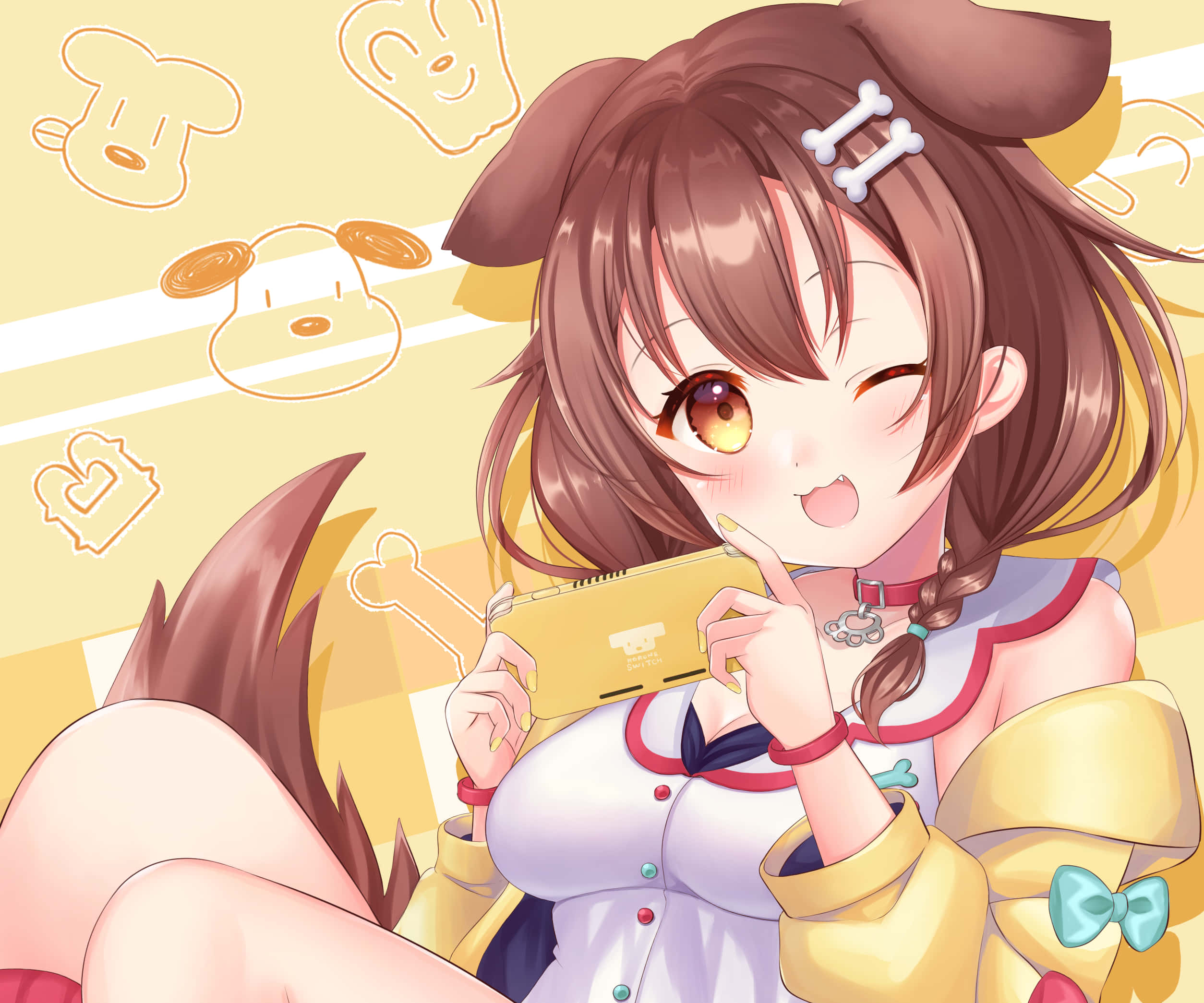 Inugami Korone 桌布 壁紙 — 一個開朗的動漫女孩，棕色頭髮和狗耳朵，拿著黃色手提遊戲機，在溫暖的黃色背景上，有漂浮的狗圖標，她正在眨眼。