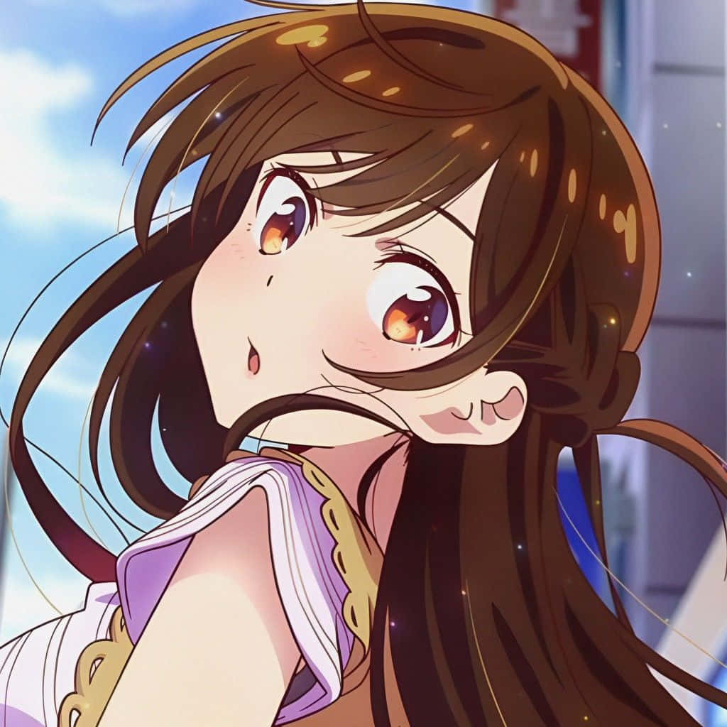 Chizuru Maihara 桌布 壁紙 — 一個開朗的動漫女孩，棕色頭髮和閃閃發光的眼睛，在藍天背景下抬頭露出燦爛的笑容。