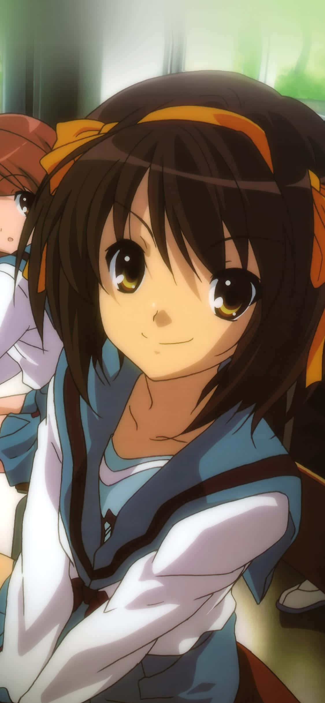 The Melancholy Of Haruhi Suzumiya 桌布 壁紙 — 一個開朗的動漫女孩，棕色頭髮和黃色眼睛，穿著藍白校服，溫暖地微笑。